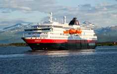 What’s The Difference Between Hurtigruten’s Coastal Express and Hurtigruten Expeditions?