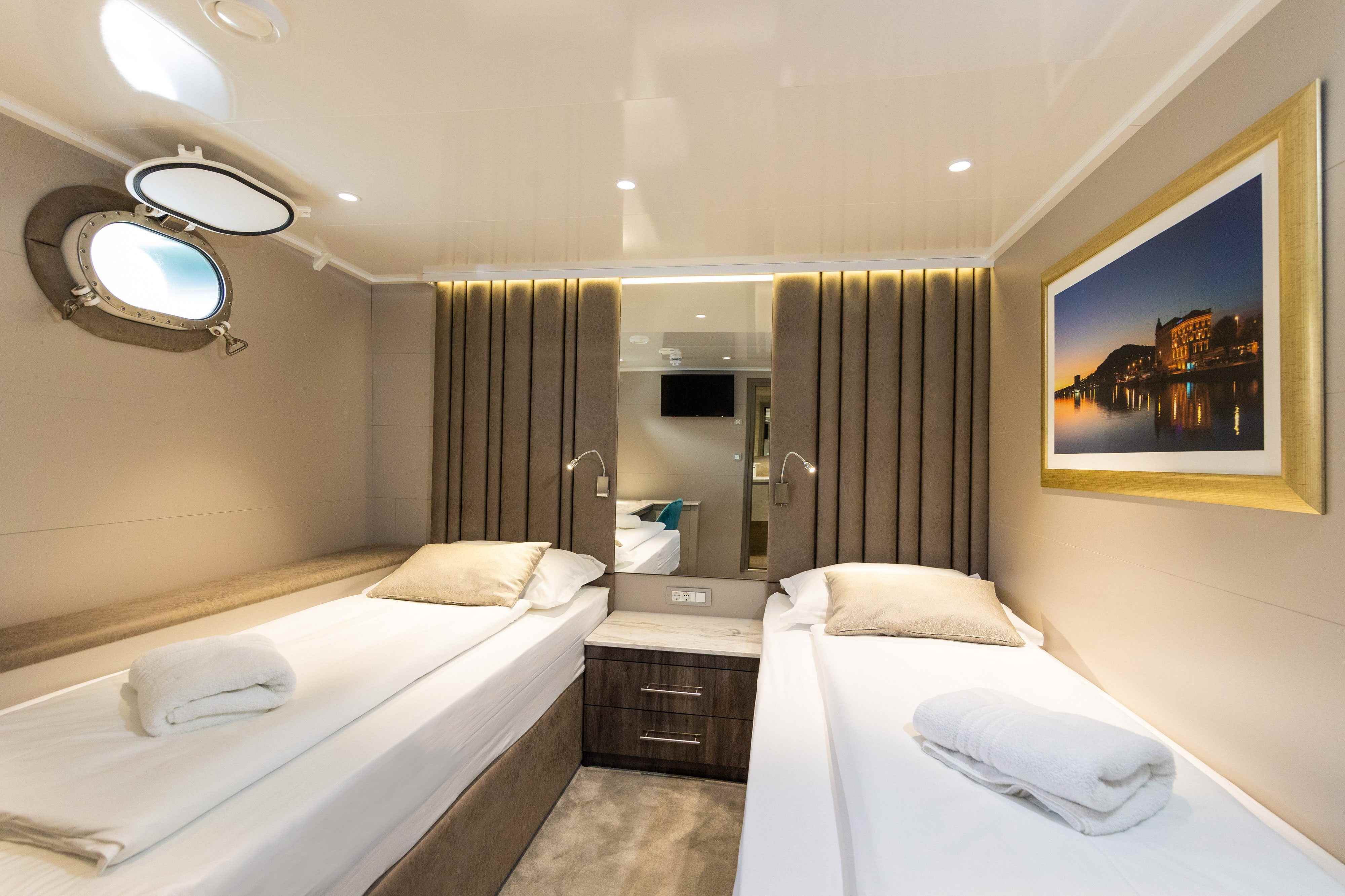 Porthole Cabin Twin